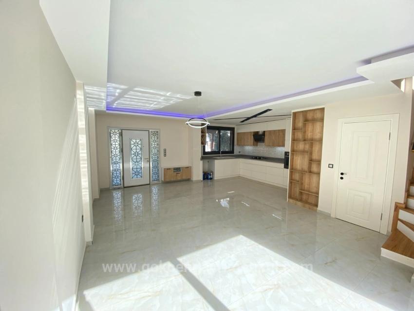 Luxuriöse Freistehende Villa Mit 3+1 Bädern In Doğanbey, Direkt Am Meer, Zu Verkaufen!!!!