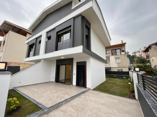 3+1 Villa Mit Fußbodenheizung, 350 Meter Vom Meer Entfernt In Der Region Gümüldür!!