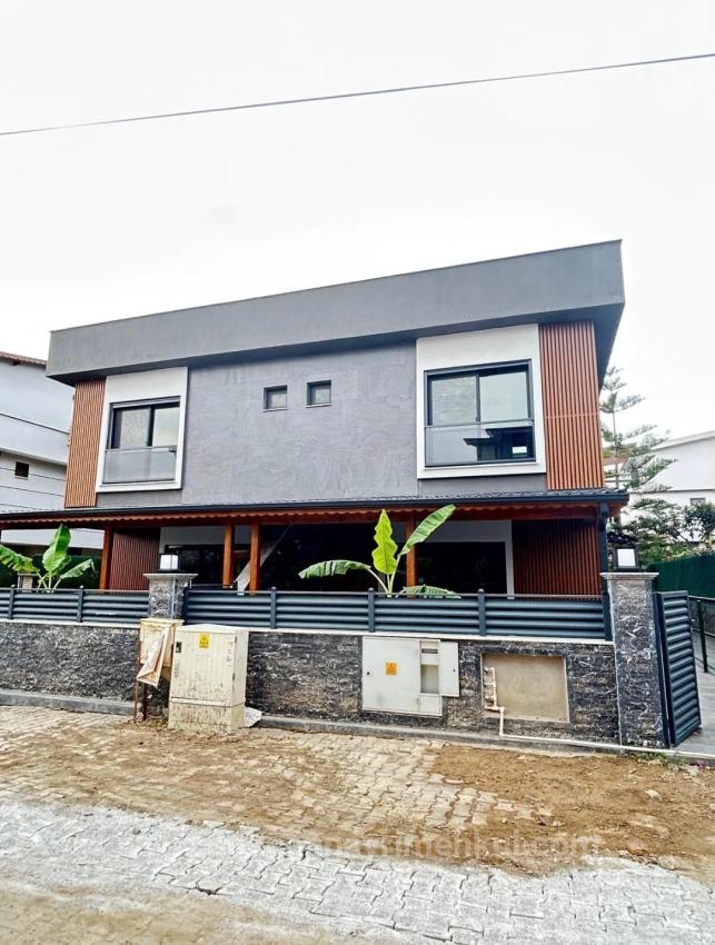 Luxury 3+1 Villa With Spacious Garden, 80 Meters From The Sea In Özdere Ortamahalle!!!