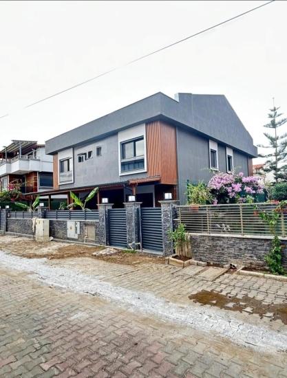 Luxury 3+1 Villa With Spacious Garden, 80 Meters From The Sea In Özdere Ortamahalle!!!