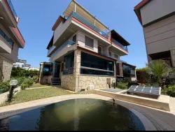 5+1 Bedroom Villa For Sale in Gümüldür İnönü Nbh. Menderes Gümüldür - 300 m²