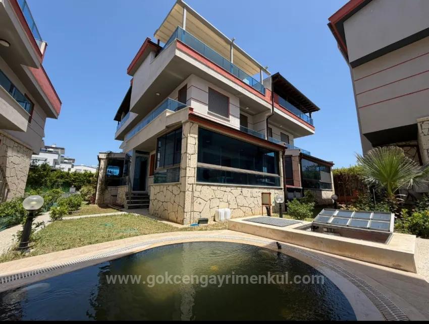 Для Продажи Вилла 5+1 в Gümüldür İnönü Menderes Gümüldür - 300 m²