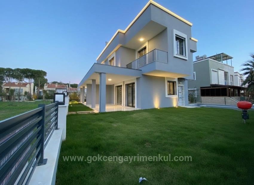 Seferihisar Cumhuriyet Bölgesinde Köşe Parsel Geniş Bahçeli Villa !!!!