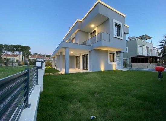 Seferihisar Cumhuriyet Bölgesinde Köşe Parsel Geniş Bahçeli Villa !!!!